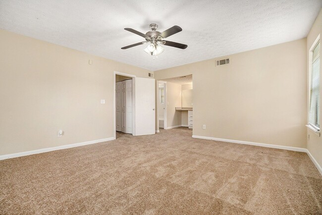 Building Photo - 3 bdrm, 2 bath in Decatur