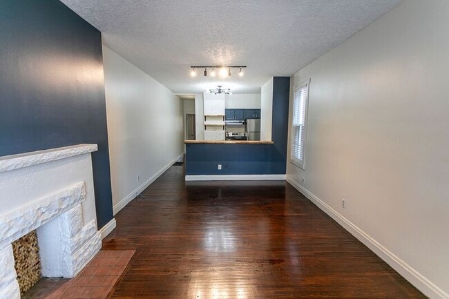 Primary Photo - 287 E Whittier St