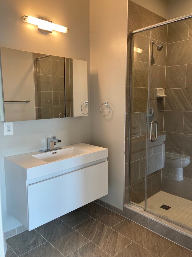 Full Bath #1 - 989 S Buchanan St