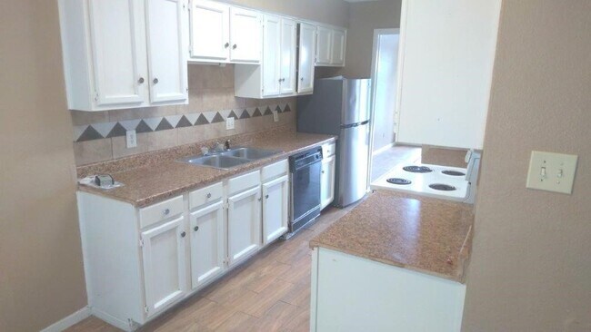 Building Photo - 2429 Miramar Ct