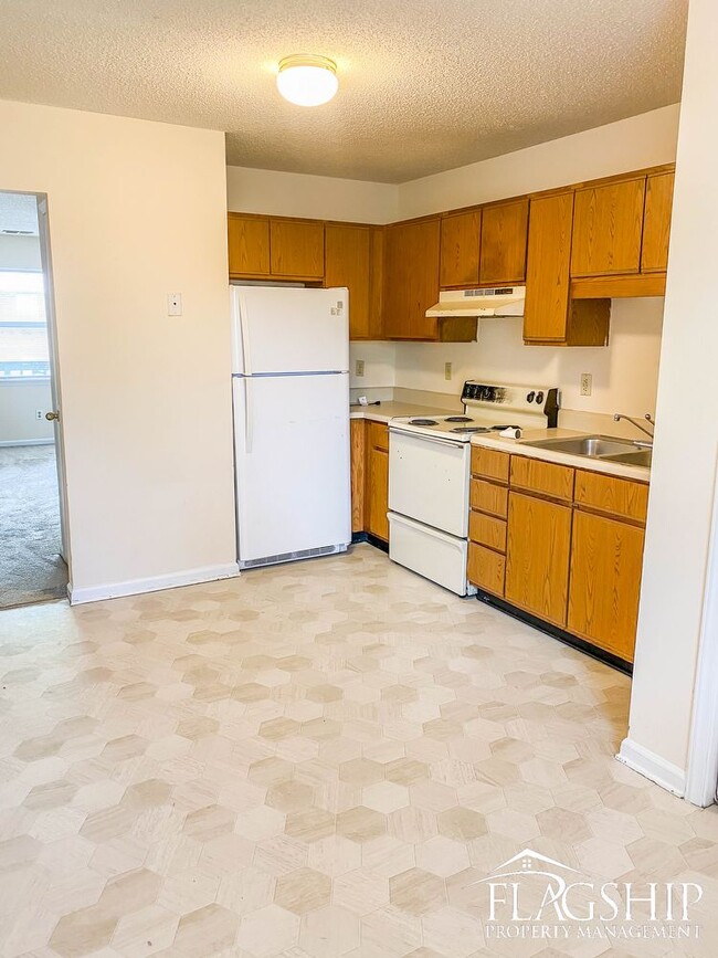 Building Photo - One Bedroom Cadwell Ct Unit