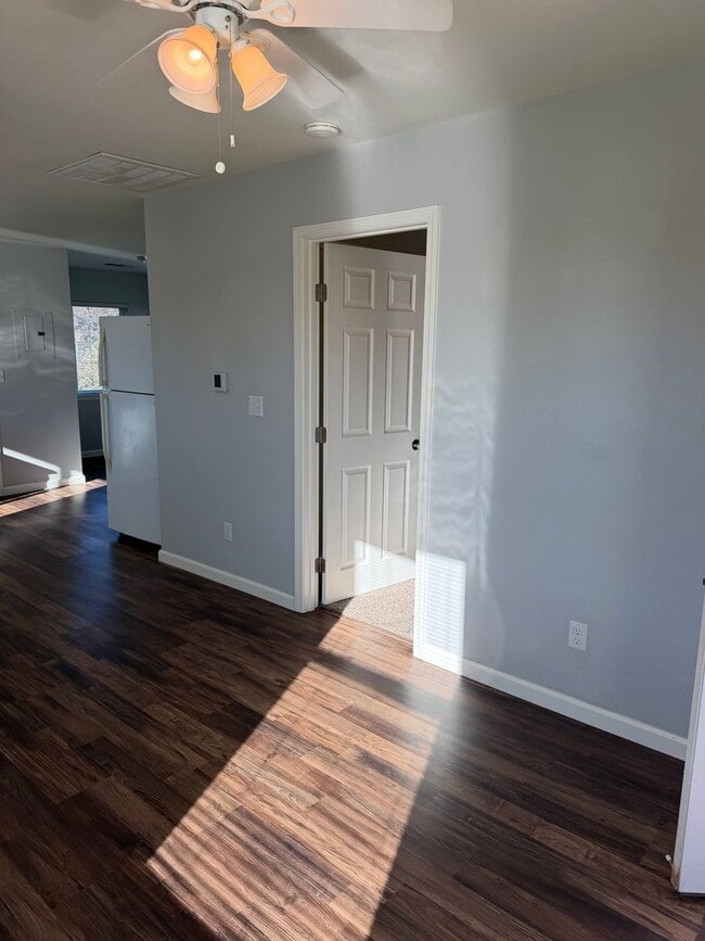 Building Photo - 1 bedroom, 1 bathroom Charming Home Central Location