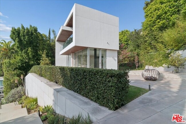 Building Photo - 1232 Sunset Plaza Dr