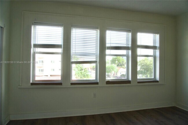 Building Photo - 501 SW 6th Ct