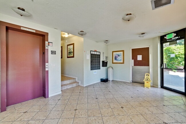 Building Photo - Large, Comfy 2BR, 2BA Condo with Convenient Location