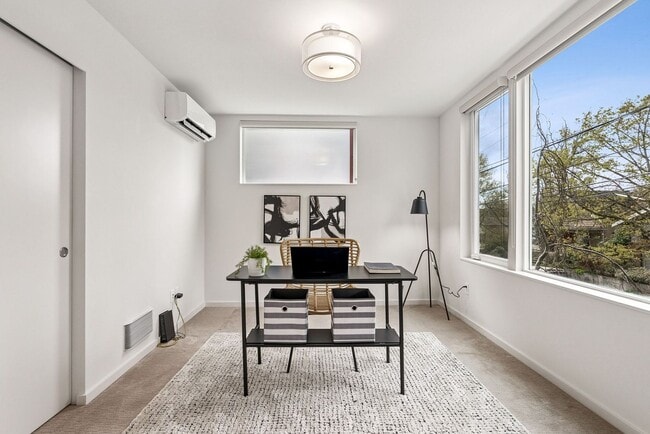 Building Photo - Judkin Parks Townhome
