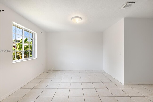 Building Photo - 3027 SW 24th St