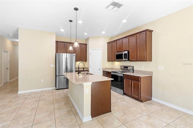 Building Photo - 215 Lakeshore Dr