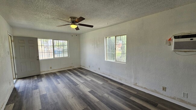 Building Photo - Coming Soon 3 Bd 1 Ba Home in East Bakersf...