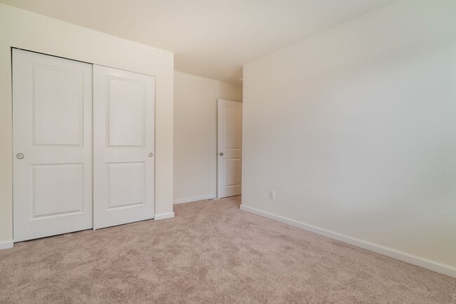 Building Photo - Super clean & spacious 4-bdrm/3-bath townhome in NE—Attached garage, great location