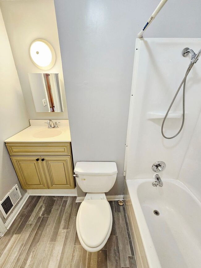 Building Photo - Renovated 2BR/1BA Home