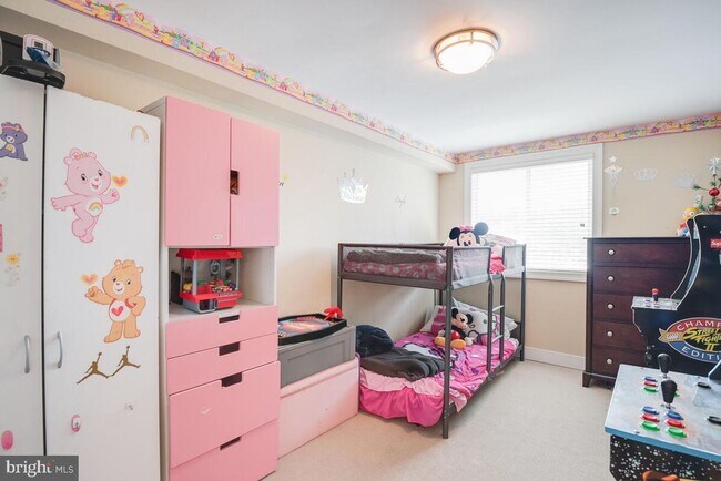 Building Photo - Amazing 2 bedroom/ 1 Bathroom unit with plenty natural light