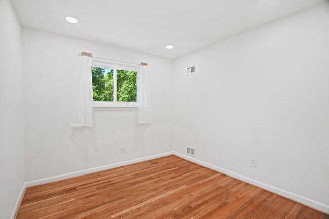 Building Photo - 6607 Lone Oak Dr