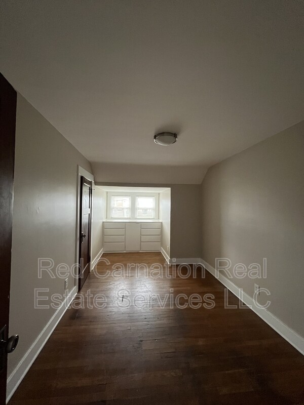 Building Photo - 1009 W Hillcrest Ave