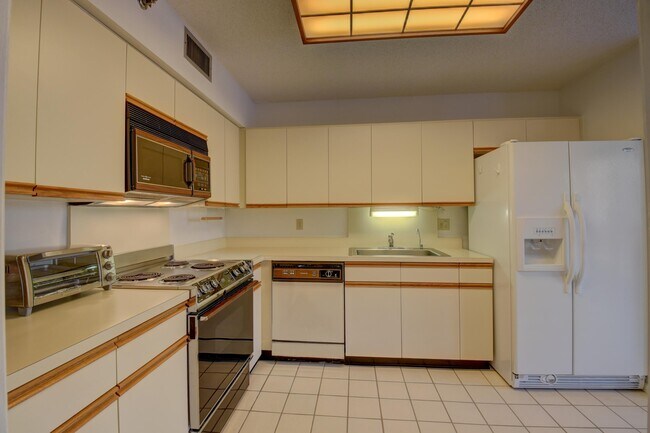 Building Photo - 7194 Promenade Dr