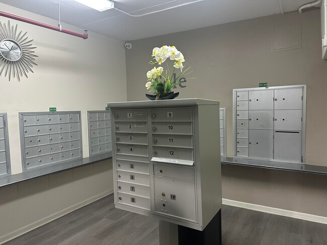 Building Photo - 533 NE 3rd Ave