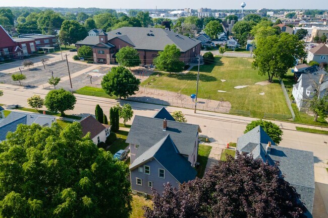 Building Photo - For Rent: 5 bed / 2 bath home in Oshkosh