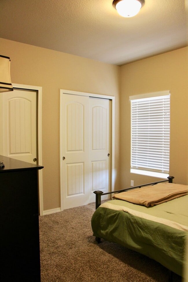 Building Photo - 6 Bed/3 Bath Rancher Close to to the North Side Hospitals