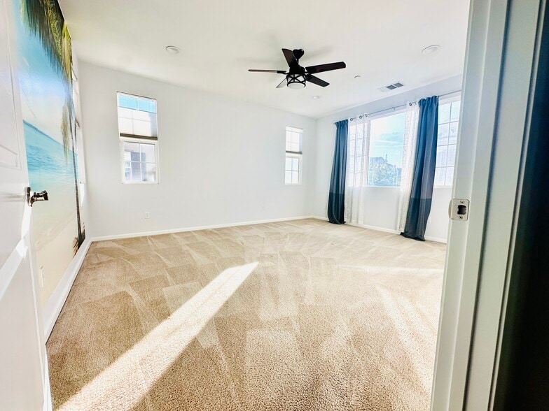 Building Photo - 15770 Myrtlewood Ave