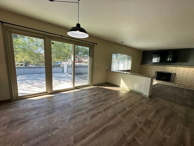 Building Photo - SE Visalia home with pool coming soon! All utilities included