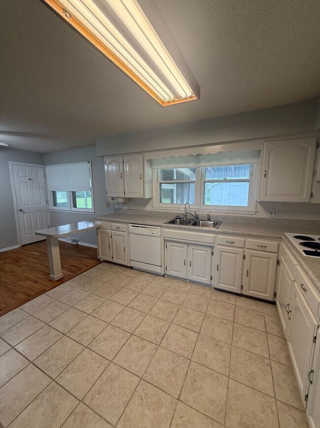 Building Photo - Charming 3-Bedroom, 3-Bathroom Farmhouse outside of Sturgeon MO - just 15 minutes from Columbia!