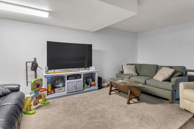 Building Photo - Valparaiso: 3 Bedroom Home in Waterfront C...