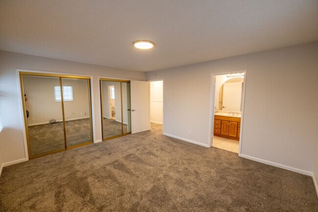 Building Photo - Large updated home in San Mateo Village!