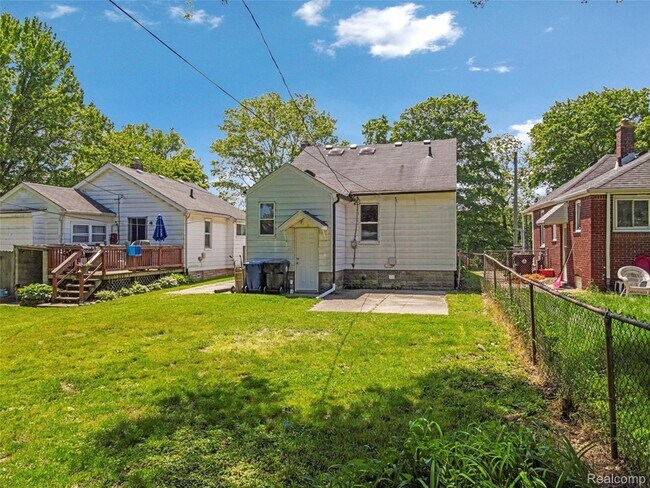 Building Photo - 15450 Lola Dr