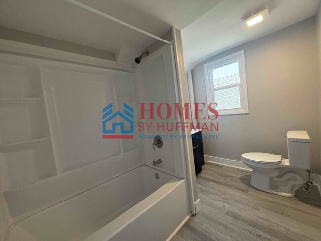 Building Photo - Five Bedroom House | 2 Full Bath | Move In...