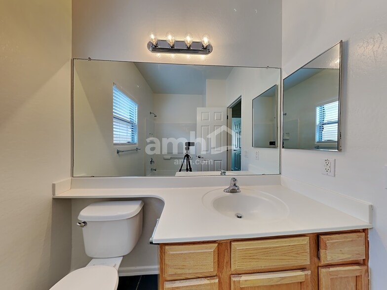 Building Photo - 8829 W Hilton Ave