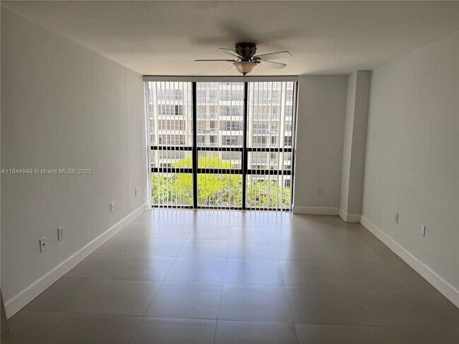 Building Photo - 1450 Brickell Bay Dr