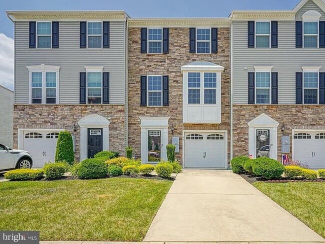 Building Photo - 40 Village Green Ln