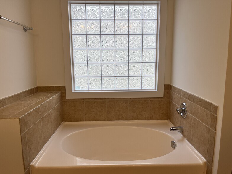 Building Photo - 527 Dubois Ct