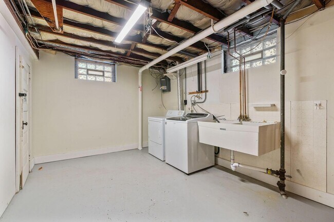 Building Photo - 2300 NE McKinley St