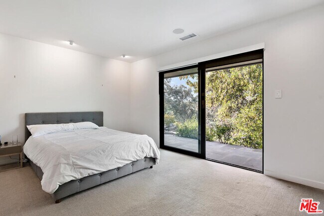 Building Photo - 3035 Lake Glen Dr