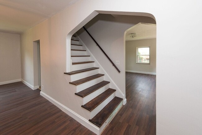 Building Photo - COVEDALE- 3 bedroom 1.5 bath Tudor with up...