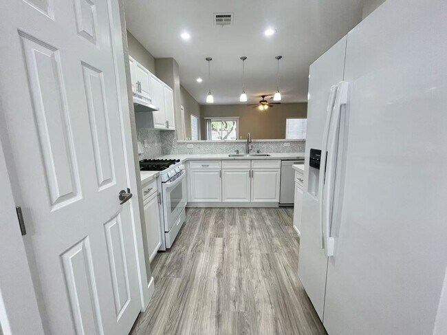 Building Photo - Inside the gated community townhouse
