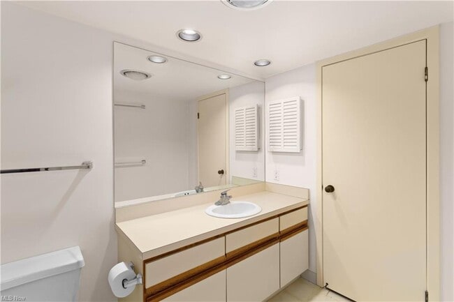 Building Photo - 1444 W 10th St