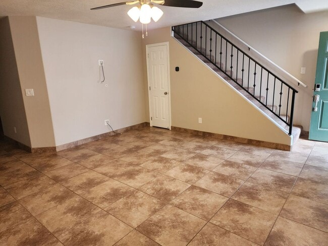 Building Photo - Charming Townhome