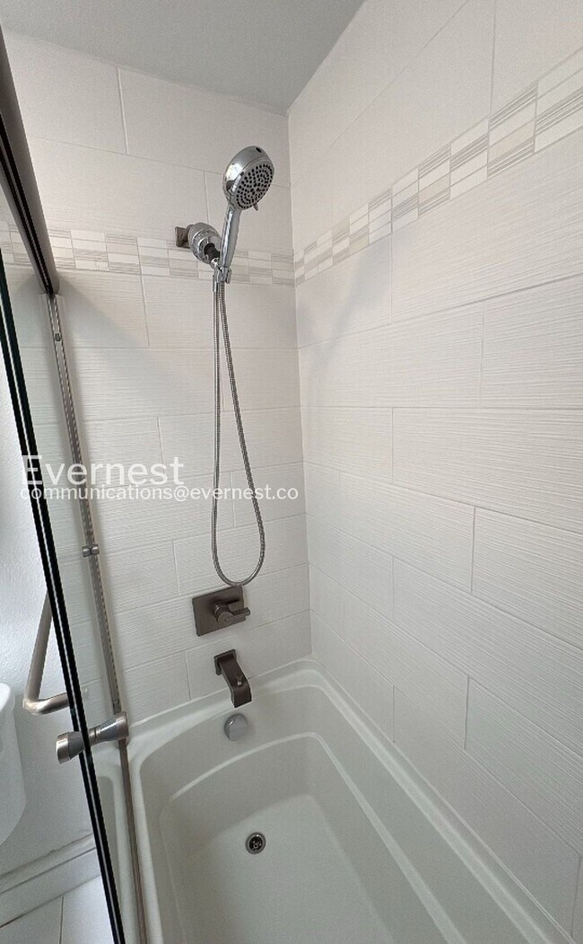 Building Photo - 1-Bed/1-Bath Condo/Voucher Accepted/Available Now!