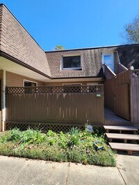Building Photo - Chapel Hill / Finley Forest Townhouse AVAIL