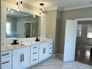 Building Photo - 960 Nours Cir SE