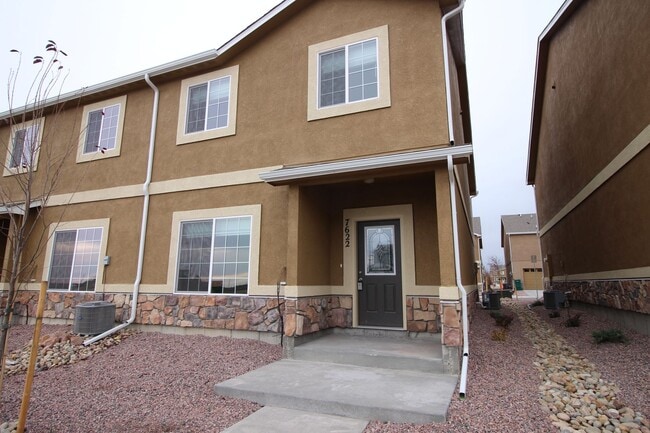 Building Photo - Brand New Townhome