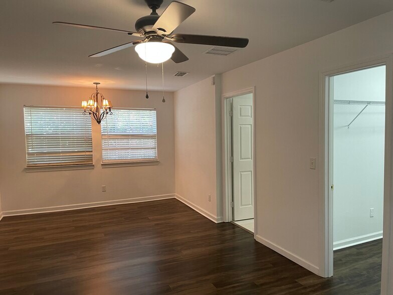 Building Photo - 1902 Ashmore Green Dr