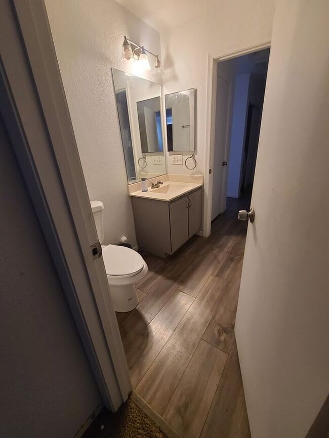 Building Photo - Charming 2-bedroom, 1-bathroom washer/dryer
