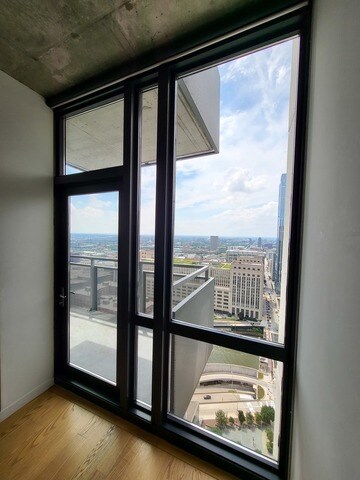 Building Photo - 235 W Van Buren St