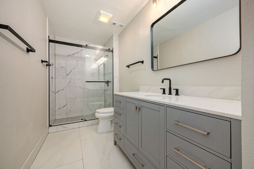 Building Photo - 7401 Longview Rd