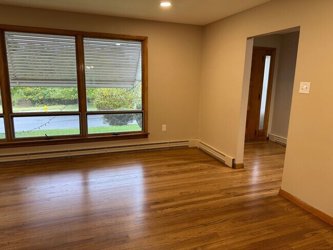 Building Photo - Stunning 3-bedroom, 3-bathroom single family home