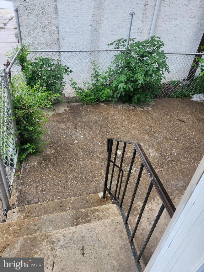 Building Photo - 555 Roberts St