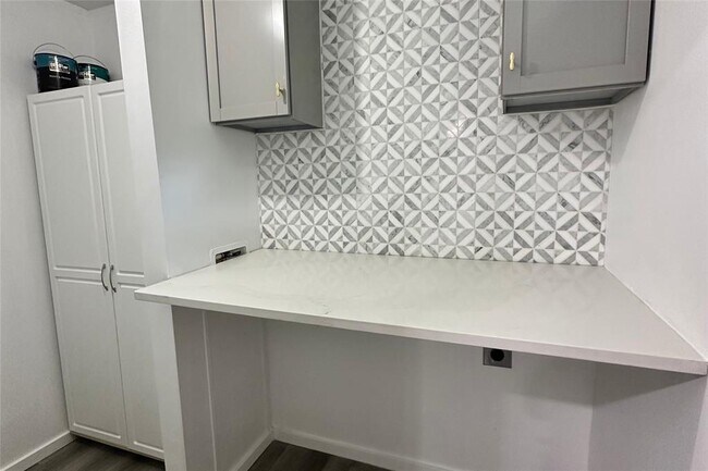 Building Photo - 1601 E Slaughter Ln